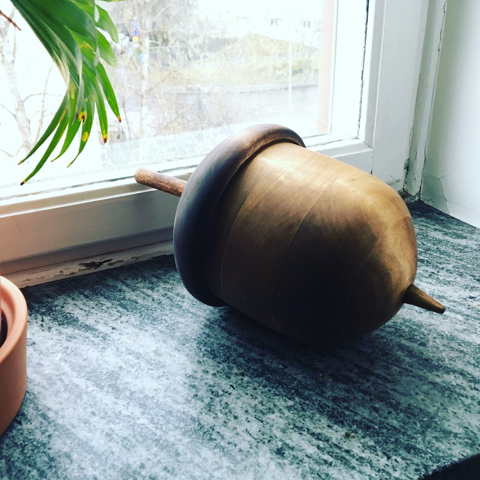 Svarvat ekollon i mörkbetsat trä