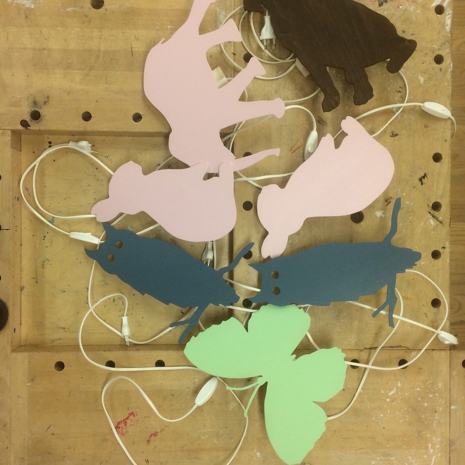 Samling av barnlampor i trä formade som djur i flera färger