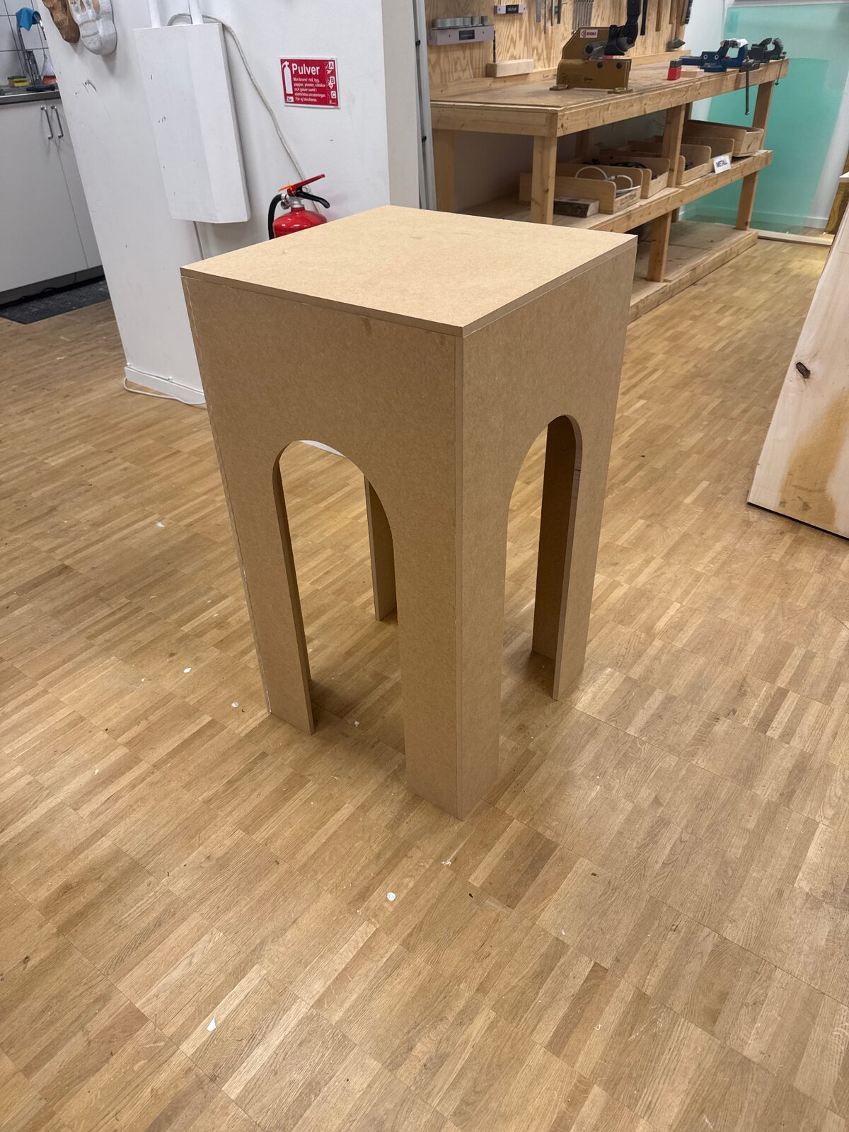 Pall med valvformade ben, byggd i MDF som prototyp inför slutgiltig modell