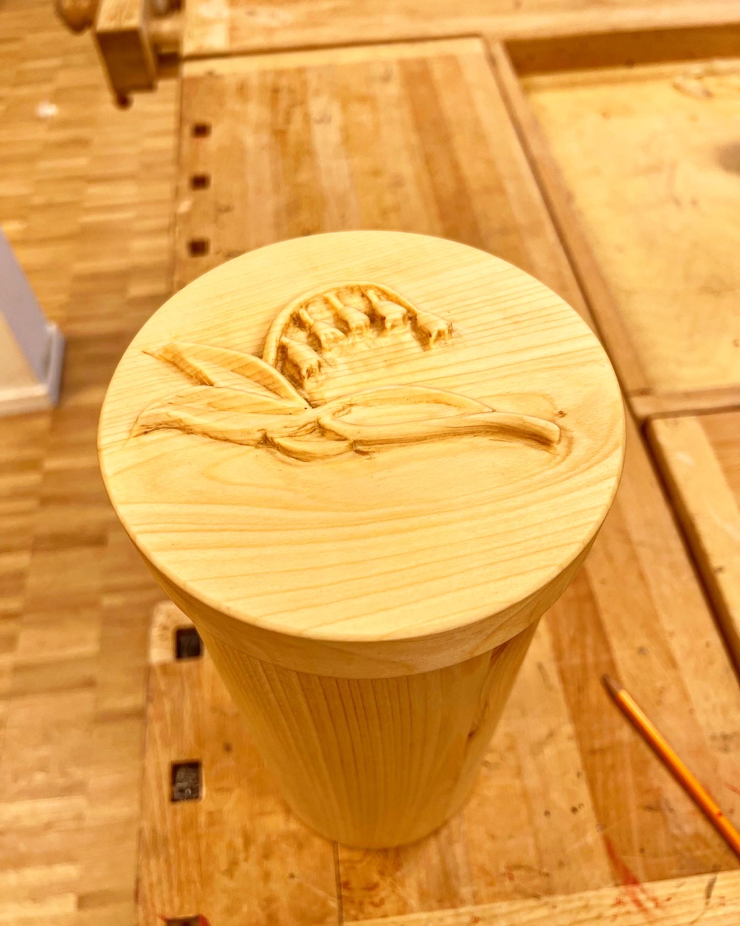 Handsvarvad burk i ask med snidat motiv på locket