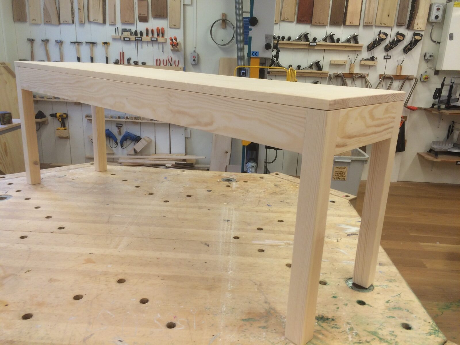 Smalt sidobord i massiv furu med raka ben och ren form