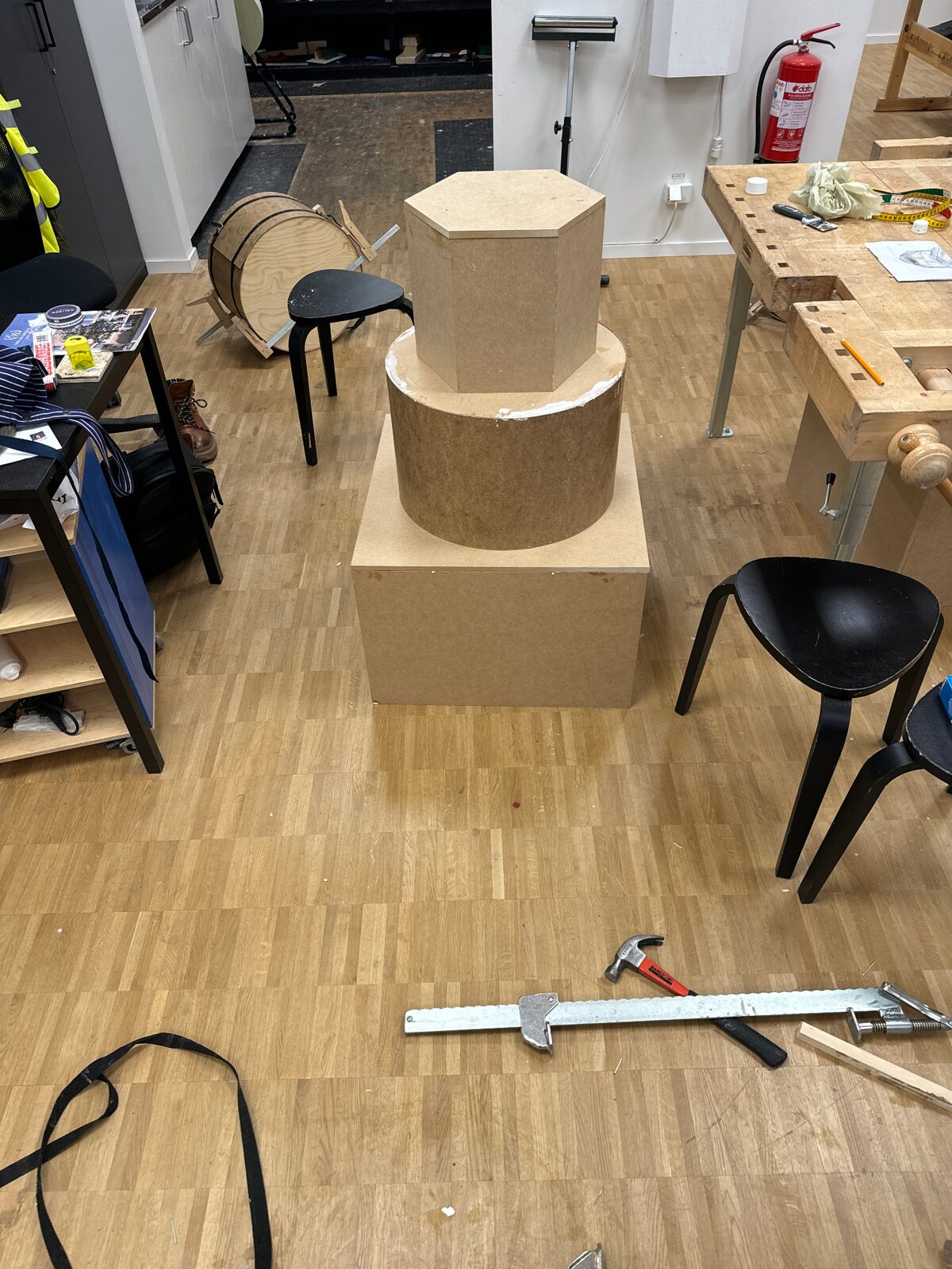 Hexagonala och cylindriska podier i MDF för utställning eller butik