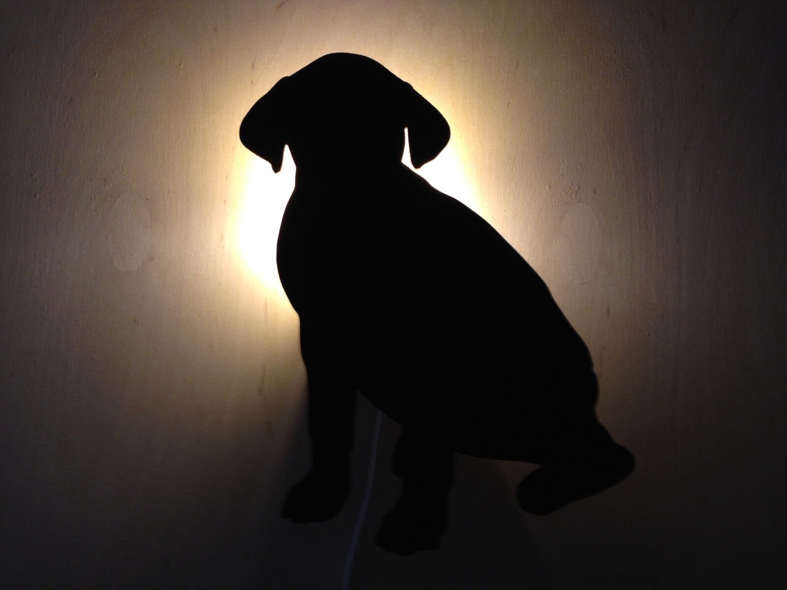 Tänd hundformad vägglampa i trä med mjukt bakgrundsljus i barnrum