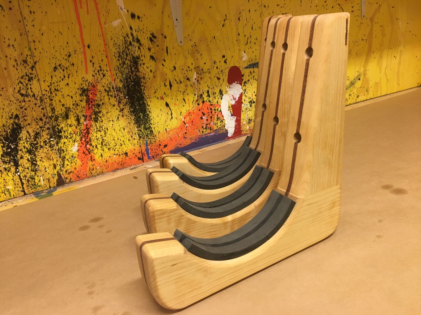 Handgjorda möbelben i ask med inlägg av valnöt