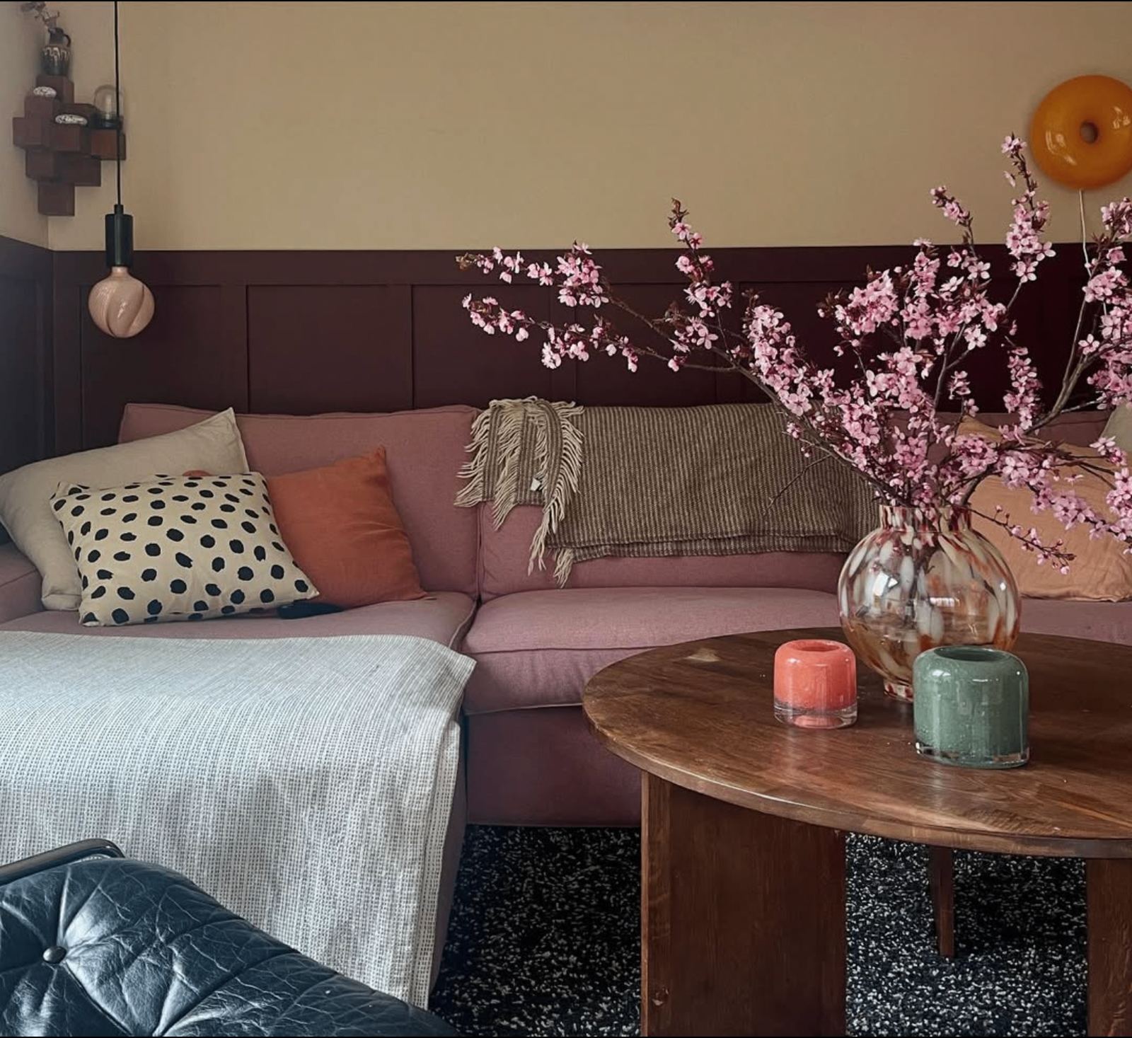 Runt soffbord i mörkt trä i ett färgsatt vardagsrum