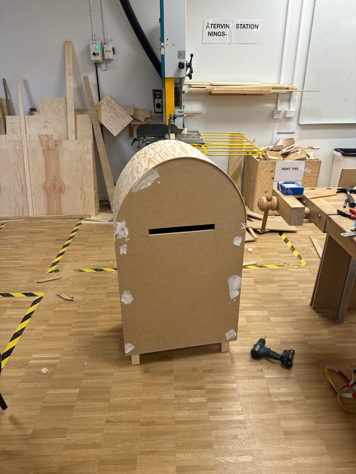Stor brevlåda i MDF och plywood under tillverkning