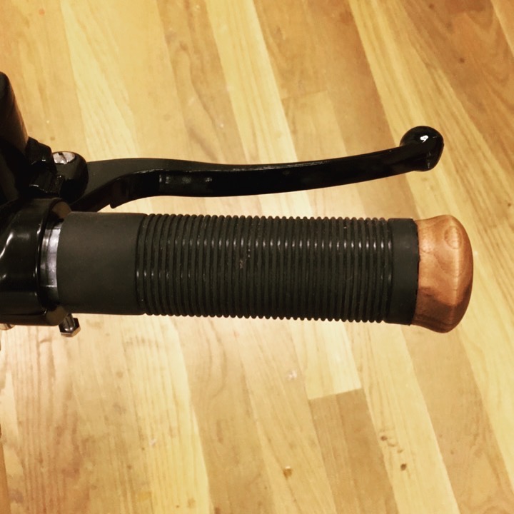 Handsvarvat handtag i trä monterat på motorcykelstyre