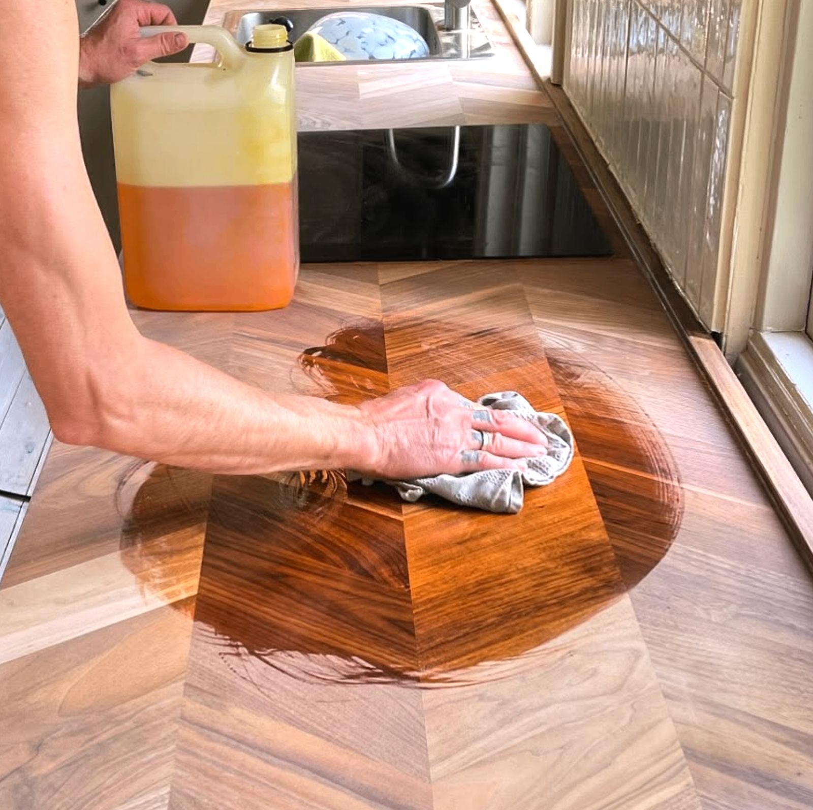 Bordsskiva i trä som oljas in för hand med naturlig hårdvaxolja