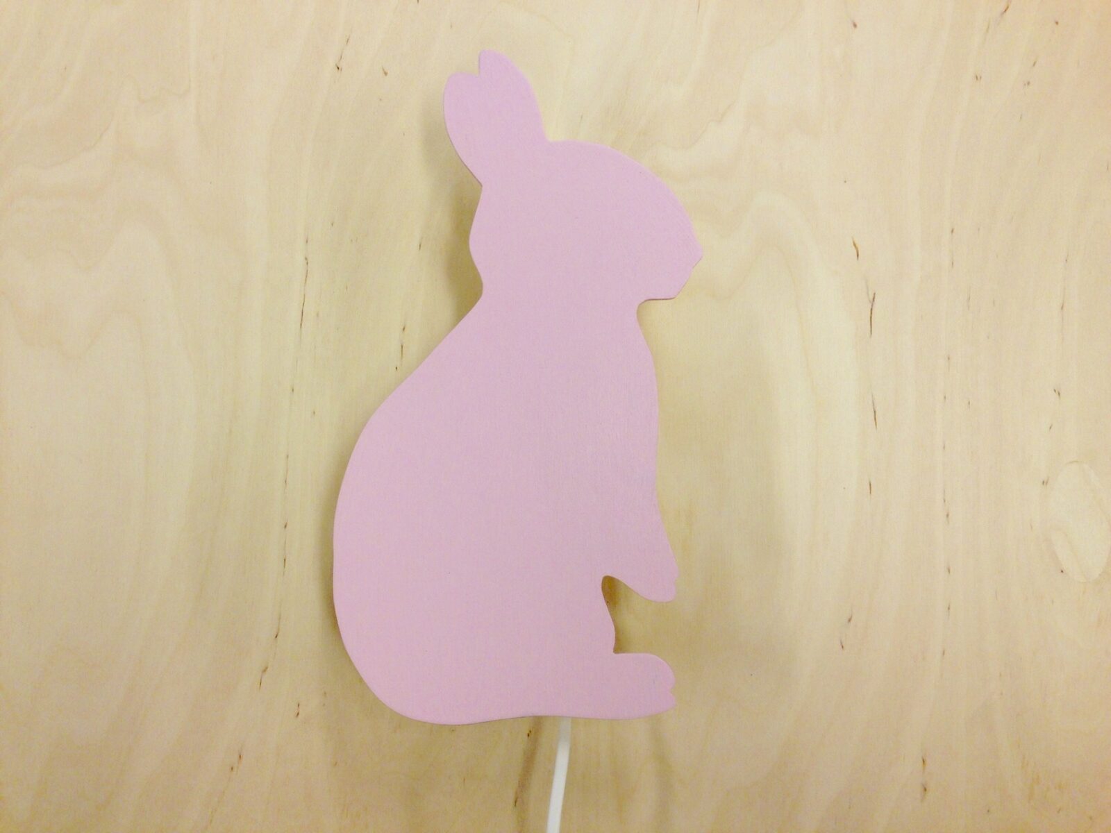 Rosa kaninformad vägglampa i trä, perfekt som barnrumslampa