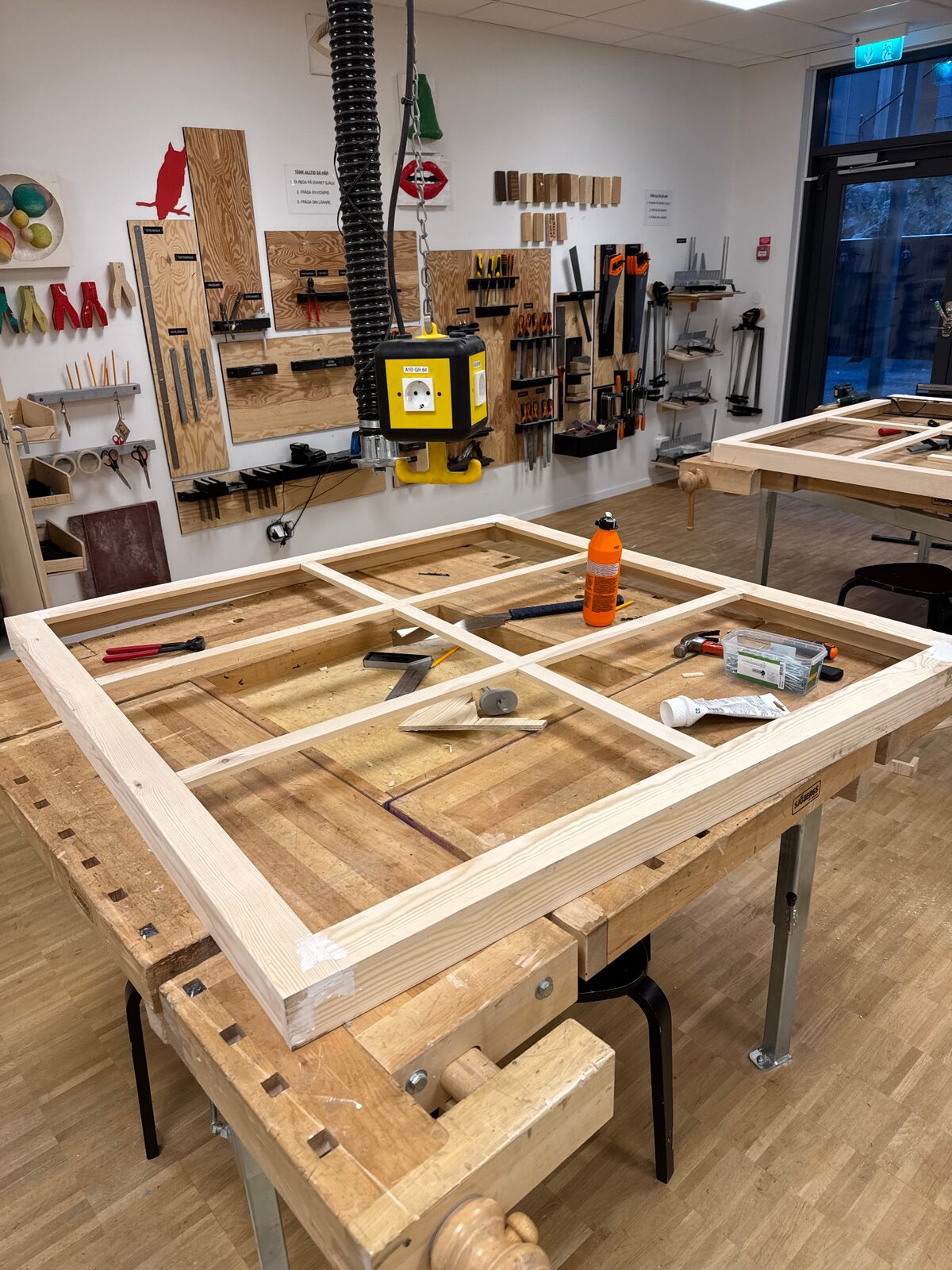 Stor fönsterram i furu under tillverkning på hyvelbänk