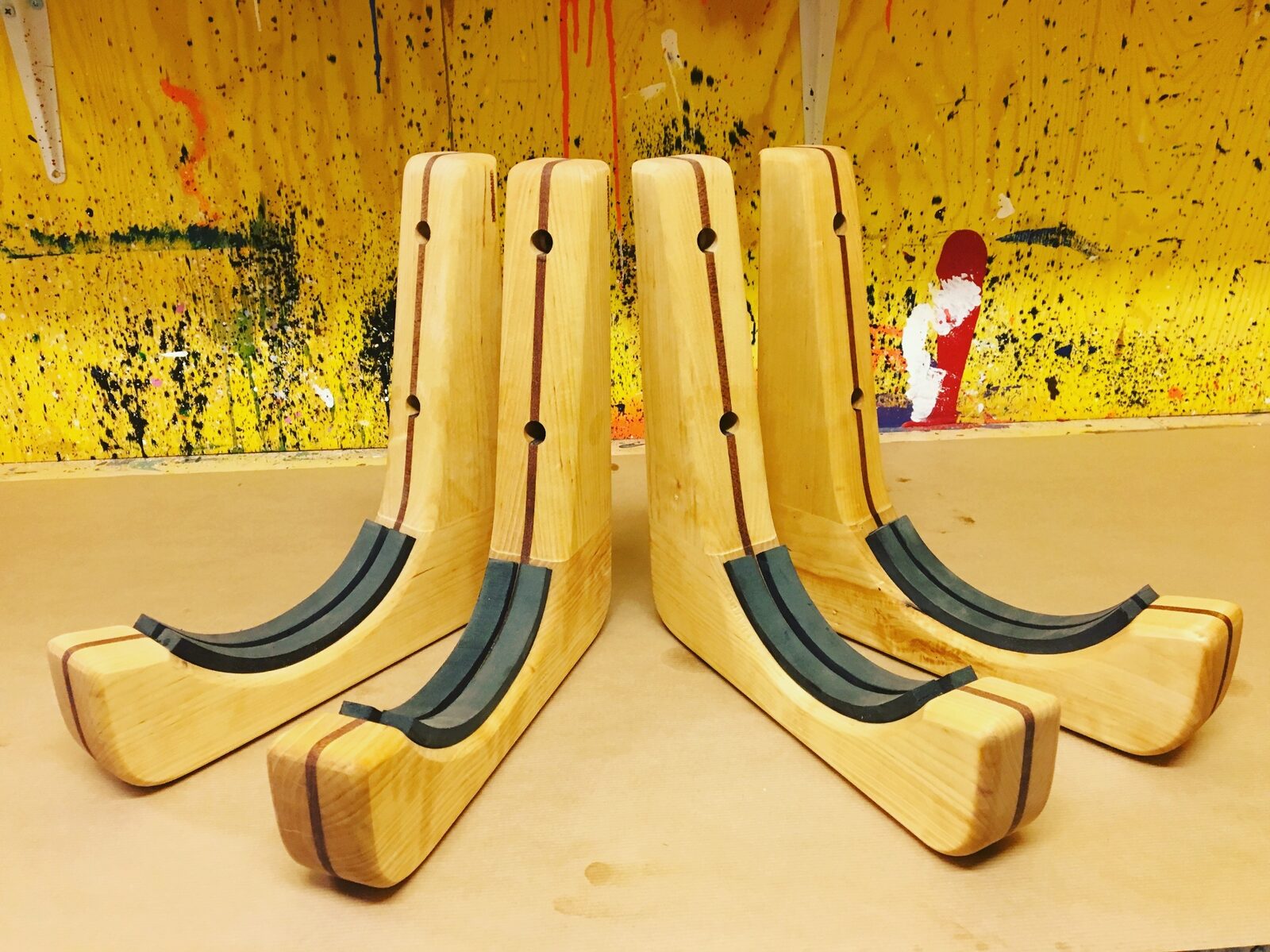 Handgjorda träställ med mörka inlägg och mjuka böjar