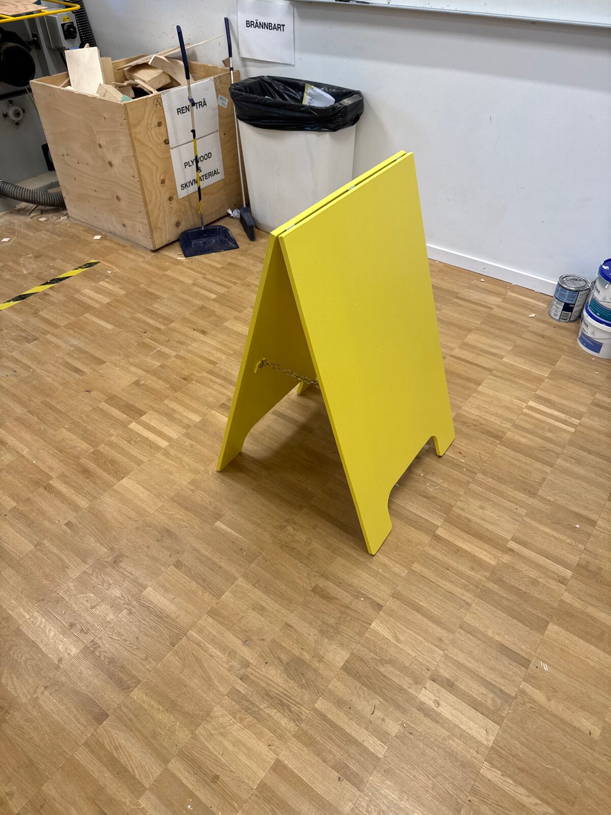 Gul A-skylt i trä, byggd för utomhusbruk